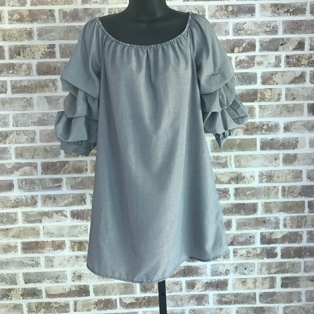 Women’s Small. Striped tunic top with puff sleeve details.
